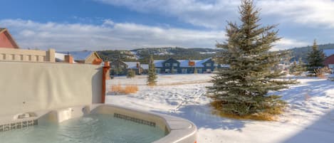 Relax in the hot tub after skiing | Exterior