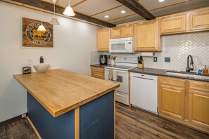 Serve breakfast at the bar | Main Level