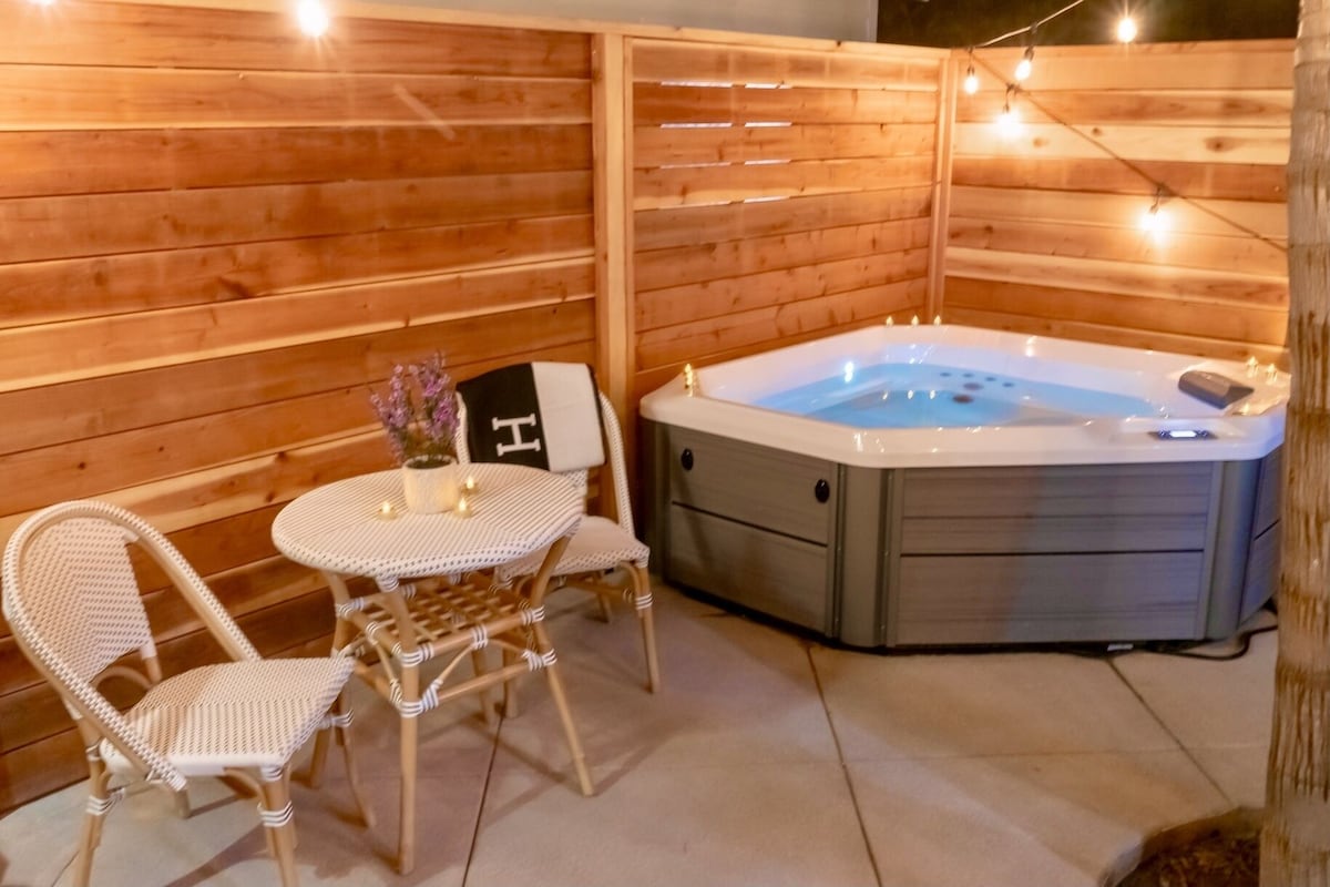 New Pacific Beach Zen Studio! Hot Tub, A/C, Parking, Outdoor shower, BBQ, Desk