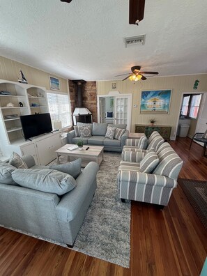 New Furniture and Freshly Remodeled! (Pics taken on Iphone until photographer is scheduled)