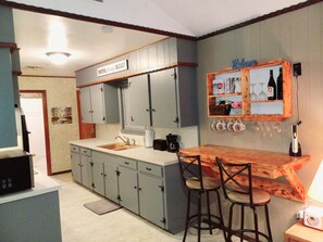 Breakfast Bar/Wine Bar