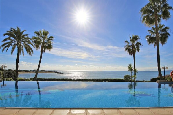 Fantastic community swimming pool