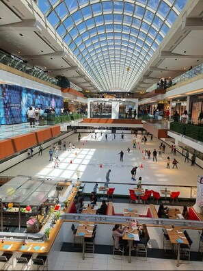 Walking Distance to More than 375 Stores