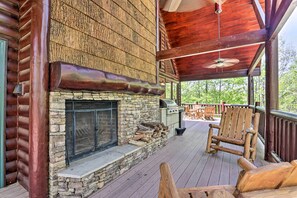 Private Covered Deck | Outdoor Fireplace | Built-In Gas Grill | Outdoor Dining