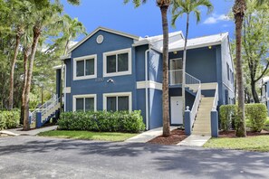 Upstairs apartment - walking distance to Evert Tennis Academy 