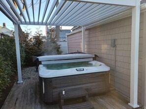 Hot tub with pergola