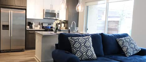 Kitchen
Dining nook
Living space
With Patio with lookout to patio