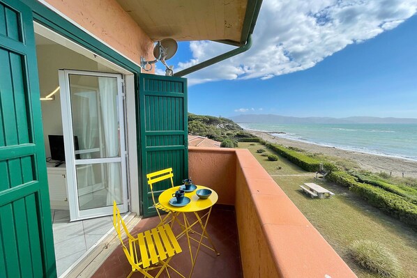 Ginestra apartment directly on the sea at Giannella in Tuscany 