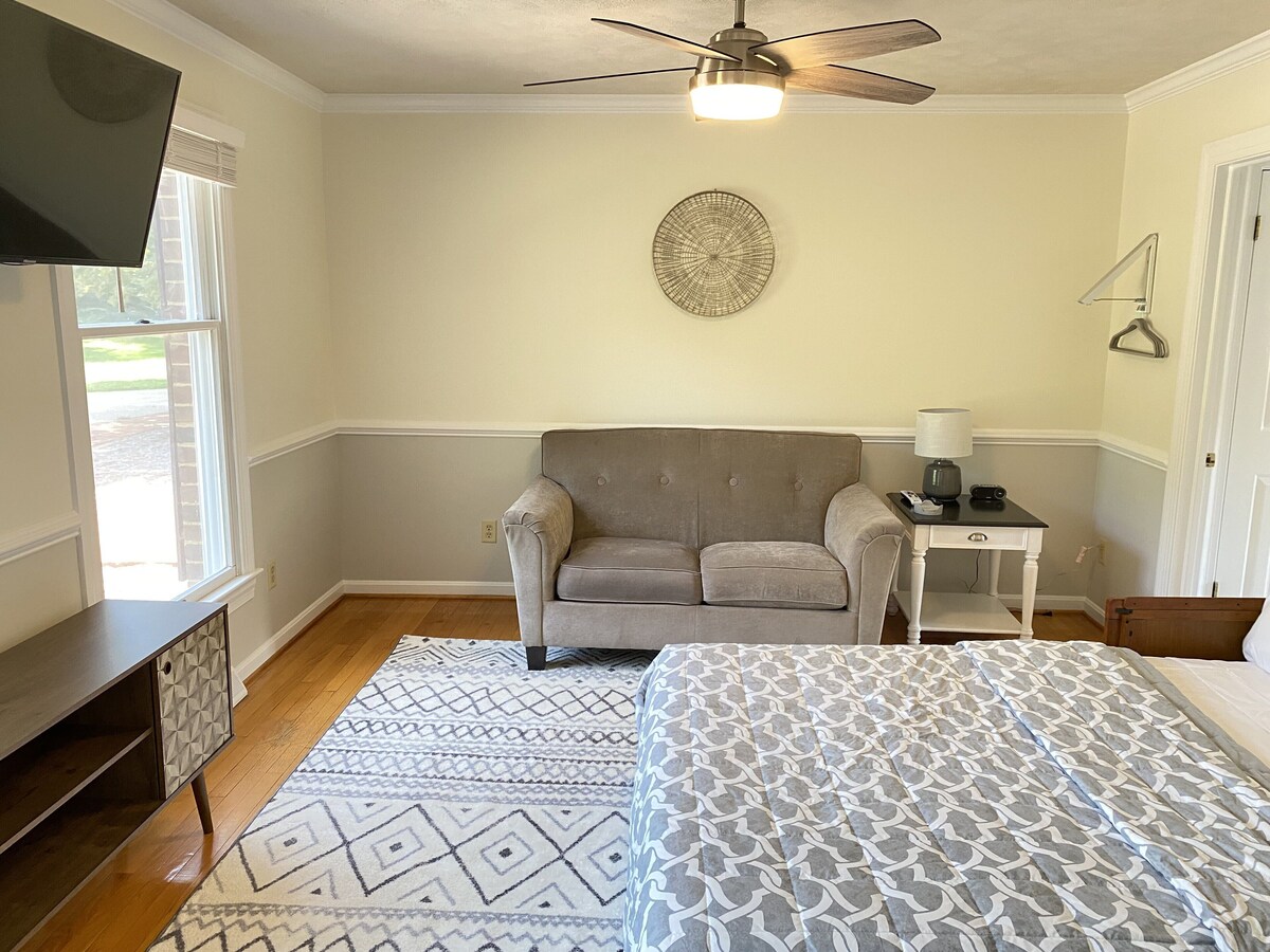 The Franklin Estate – Suite B-Private Apt-King Bed