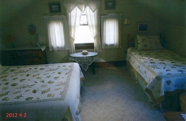 Bedroom with a twin bed and queen size bed 