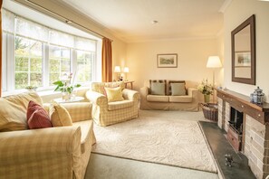 Fox Cottage, Middleham: Light flood the sitting through the large windows
