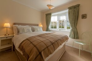 Fox Cottage, Middleham: Bedroom one with a king-size bed