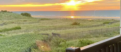 Magnifique vue mer et coucher de soleil sur la mer assuré tous les soirs