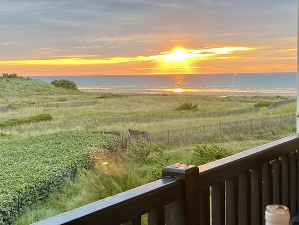 Magnifique vue mer et coucher de soleil sur la mer assuré tous les soirs