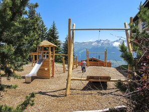 Himmel, Pflanze, Baum, Schatten, Freizeit, Landschaft, Holz, Stadt, Hütte, Spielplatz