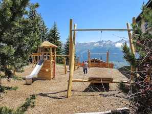 Himmel, Pflanze, Baum, Schatten, Freizeit, Landschaft, Holz, Stadt, Hütte, Spielplatz