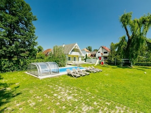 Ciel, Plante, Propriété, Paysage Naturel, Arbre, Maison, Ombre, Lot Terre, Herbe, Chalet