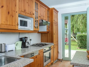 Cabinetry, Propriété, Evier, Meubles, Comptoir, Plante, Évier, Appareil De Cuisine, Cuisinière, Cuisine