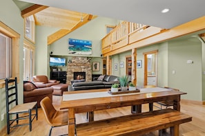 Open great room w/high vaulted ceilings