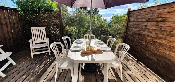 Outdoor dining