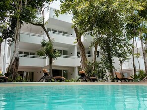 Pool, beach towels provided.

