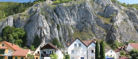 Cafe Altmühl, Ferienwohnungen Gästehaus Krimhilde direkt am Wasser (Essing)-Gästehaus