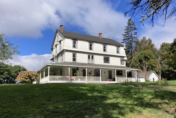 Historic former hotel with amazing kitchen, near great hiking; great for groups!