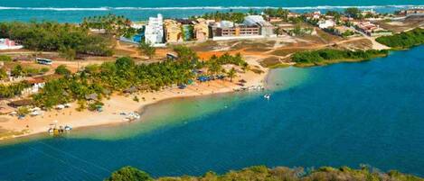  O condominio é o predio branco, à esquerda, entre a praia e a Lagoa de Arituba.