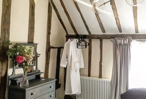 Blacksmith's Cottage, Lavenham: Bedroom with dressing area