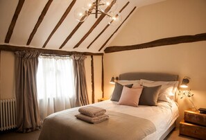 Blacksmith's Cottage, Lavenham: Master bedroom with 5' king-size bed and en-suite