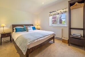 Yew Tree Cottage, Westleton: Bedroom one with 5' king-size bed
