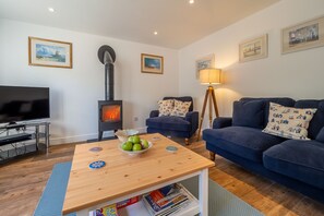 Yew Tree Cottage, Westleton: Sitting room with wood burning stove