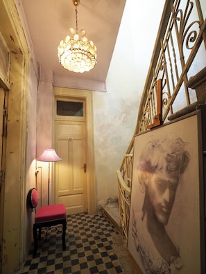 Interior Aesthtics of Chateau Leconte / Hall