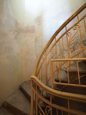 Interior Aesthtics of Chateau Leconte / Staircase