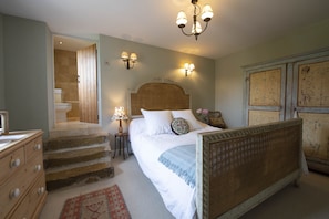 Five Acres, Boltby: Master bedroom and steps leading to en-suite bathroom