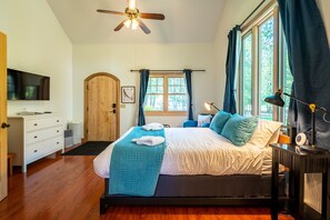 Queen bed with smart TV in Pine - one side of Duplex