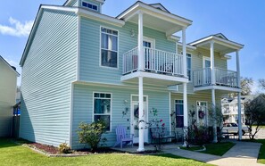 2 stories, 3 bedrooms, 3 full bathroom townhouse 5 steps from the swimming pool