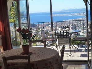 cuisine sur terrasse et vue sur Nice