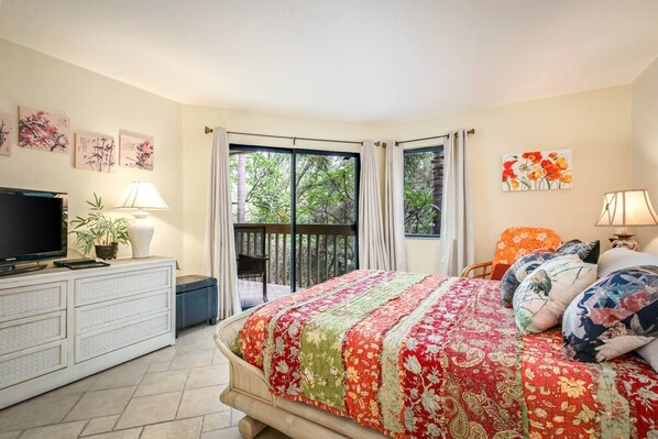Master Bedroom with private bathroom and access to Lanai