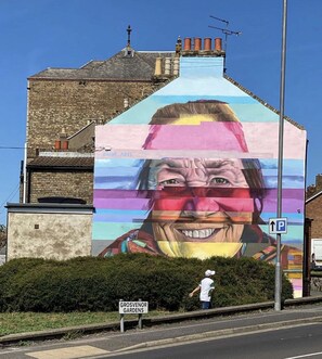 Our Margate wall boasts a captivating mural of Amanda Vincent, visionary oceanographer. Proudly part of Rise Up Residency, which advocates reducing plastics and honoring the ocean
