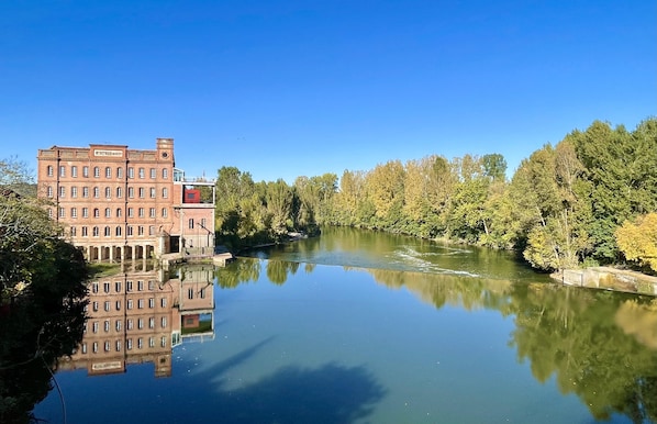 Moulin historique d'Albias sur la rivière Aveyron.