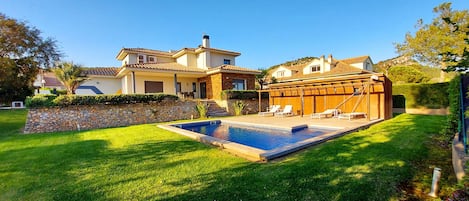 House with private pool