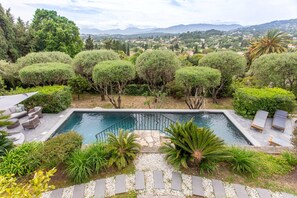 garden and swimming pool