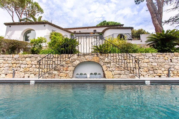 villa and swimming pool