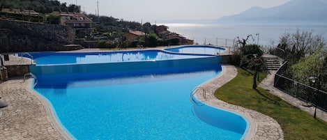 Traumhafte Poollandschaft mit grandiosem Ausblick, Schwimm-/Nichtschwimmerbecken