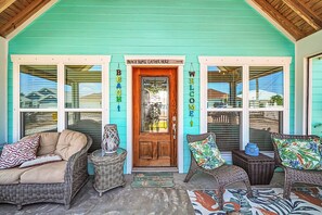 Relax and unwind in our charming screened-in porch! 🌅🍹 Enjoy the gentle sea breeze and peaceful surroundings, setting the perfect tone for your beach getaway. 🏝️