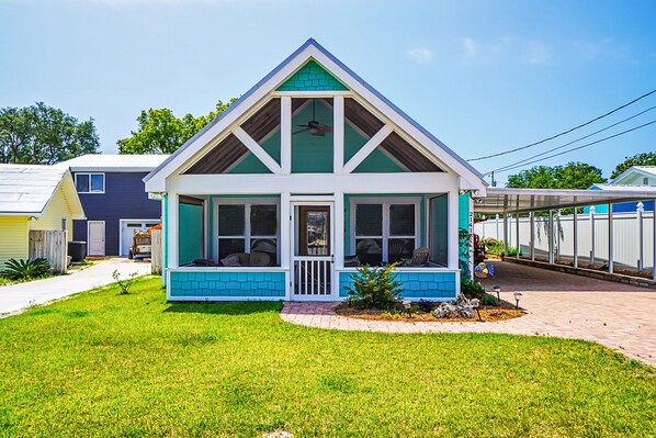 Discover The Curvy Palm, your serene retreat just steps away from the sandy shores of Panama City Beach! 🏖️ Embrace the coastal lifestyle with our cozy hideaway, promising endless beach days and unforgettable memories. 🌊✨