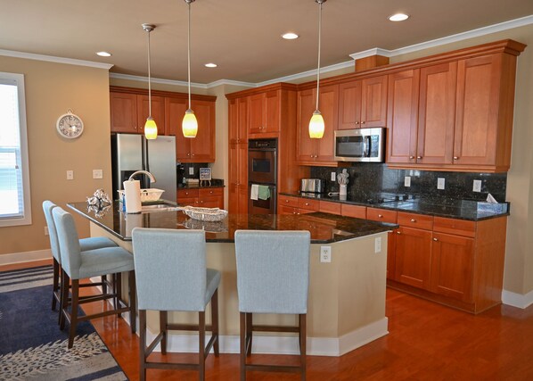 Bar seating for 4 around the kitchen island.