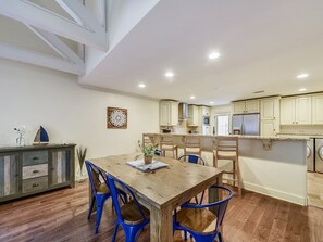 Dining Area at 652 Queens Grant