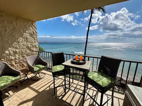 Comfortable lanai furniture for relaxing and enjoying the views!